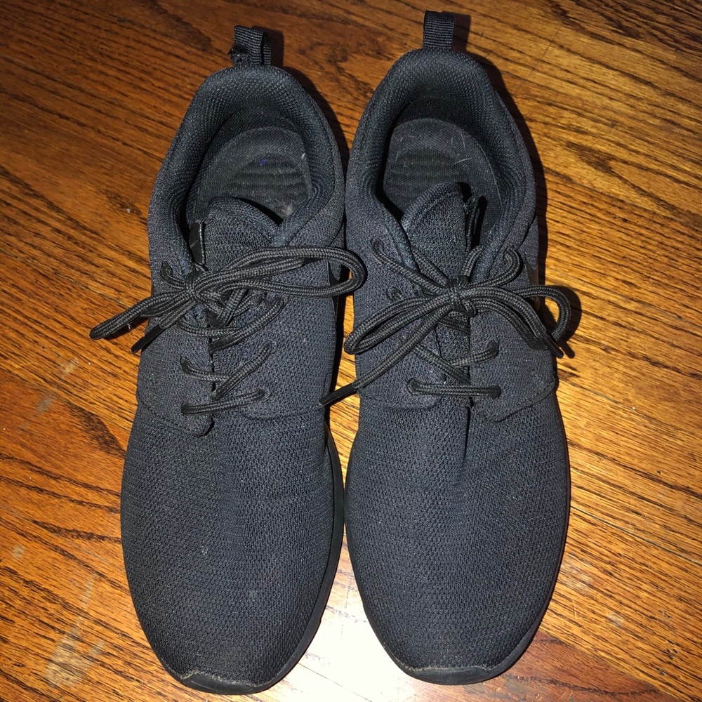 Black Nike Roshe